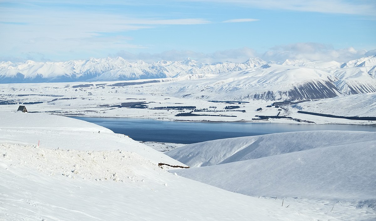 1200px-Winter_view_from_Roundhill_Ski_Area_to_Lake_Tekapo.jpg